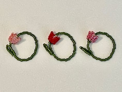 🌷 🌱 🌷 I made these bead rings inspired by tulips! Check out the pattern/tutorial at https://youtu.be/5VEi4H4zGXc Beaded Tulip Tutorial, Beaded Charms Patterns, Seed Bead Tulip, Diy Beaded Jewelry Tutorials, Seed Bead Patterns Tutorials, Beads Ring Tutorial, Seed Bead Flowers Tutorial, Bead Rings Tutorial, Beaded Rings Patterns