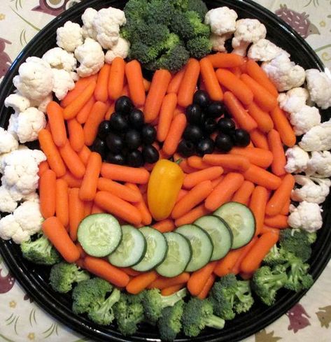 Pumpkin Veggie Tray by Raising Jack with Celiac and other great veggie tray ideas Thanksgiving Veggie Tray, Halloween Veggie Tray, Thanksgiving Veggies, Makeup Zombie, Diy Halloween Treats, Halloween Food Appetizers, Food Halloween, Vegetable Dip, Carrots Celery