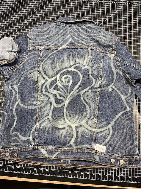 How To Bleach Denim, Denim Bleach Art, Clothes Dyeing, Bleached Jacket, Bleach Designs, Bleach Jeans, Bleach Painting, Tailors Chalk, Homemade Clothes