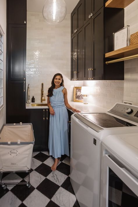 Lamp In Laundry Room, Laundry Room Lamp, Upstairs Laundry Room Ideas, White Laundry Room Ideas, Laundry Room Styling, Vase With Eucalyptus, Black And White Laundry Room, Black And White Laundry, White Laundry Room