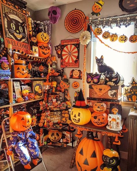 80s Halloween Decorations, 90s Halloween Nostalgia, Halloween Basement, Neighborhood Events, Retro Halloween Decorations, Room Fall Decor, Halloween Nostalgia, Living Room Halloween, Halloween Home Decor Ideas