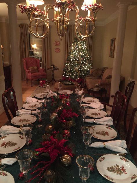 Christmas Buffet On Kitchen Island, Christmas Dinner Aesthetic Table, Christmas Table Aesthetic, Table Christmas Decorations, Old Christmas Decorations, Family Christmas Dinner, Christmas Dreaming, Christmas Dining Room, Christmas Dinner Table