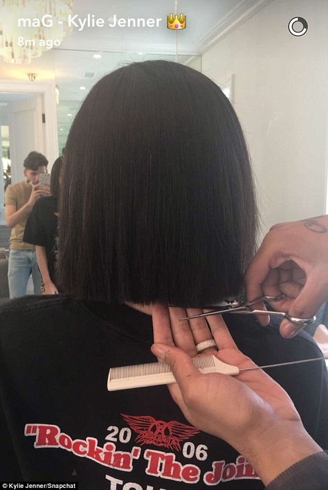 Snip: The reality star's stylist put the finishing touches on her new 'do Kylie Jenner Bob Haircut, Kylie Short Hair, Kylie Jenner Bob, Kylie Jenner Short Hair, Longbob Hair, Kylie Jenner Hair, Dramatic Hair, New Haircut, Cut Her Hair