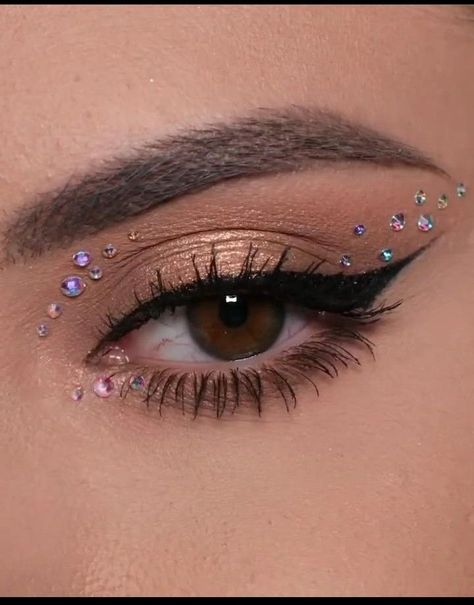 Simple Face Jewel Designs, Jewels Makeup Look, Eye Makeup Gemstones, Rave Eye Makeup Rhinestones, Sequin Eye Makeup Rhinestones, Makeup With Crystals Rhinestones, Halloween Make Up With Gems, Gold Makeup Looks With Rhinestones, Easy Face Gem Ideas