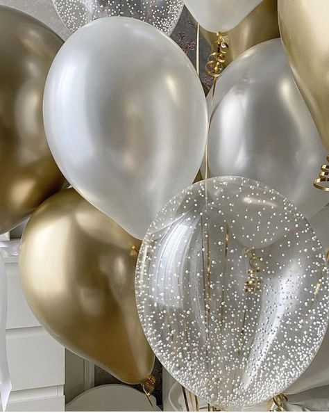 Pearl Balloons, Birthday Party Decorations For Adults, Champagne Birthday, Gold Bachelorette, Fest Temaer, 20th Birthday Party, Birthday Aesthetic, Eighteenth Birthday, Birthday Party Theme Decorations