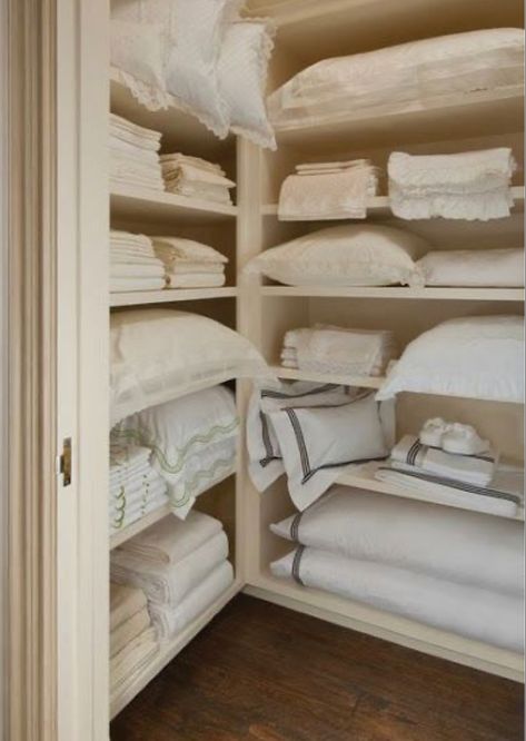 Linen Closet Design, Airing Cupboard, Organizing Linens, White Linens, Desain Pantry, Smart Tiles, Linen Cupboard, Linen Closet Organization, Linen Storage