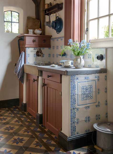 dutch kitchen sink detail tiled floor London Kitchen Design, Dutch Farmhouse, Dutch Kitchen, Blue White Kitchens, Casa Cook, Elsie De Wolfe, Home Transformation, Period Living, London Kitchen