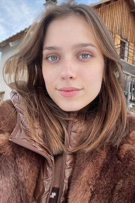 The French Girl Winter Skincare Routine you need to know to avoid dry skin this season! French Beauty Routine, Seasonal Skincare, Winter Skincare Routine, Winter Beauty Tips, French Beauty Secrets, Winter Skin Care Routine, Winter Skincare, French Skincare, French Beauty