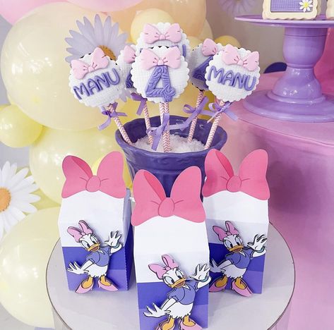 Daisy Duck Decorations, Daisy Duck Birthday Party Ideas, Minnie And Daisy Birthday Party, Daisy Duck Birthday Party, Daisy Duck Cake, Family Reunion Tshirt Design, Duck Party Ideas, Daisy Duck Birthday, Daisy Duck Party