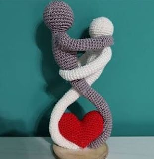 PATRONES AMIGURUMI GRATIS: PATRON GRATIS PAREJA CORAZON AMIGURUMI 66216 Crochet Baby Gifts, Hugging Couple, Cat Quilt, St Valentin, Love Crochet, Amigurumi Toys, Love Couple, Amigurumi Pattern, San Valentino