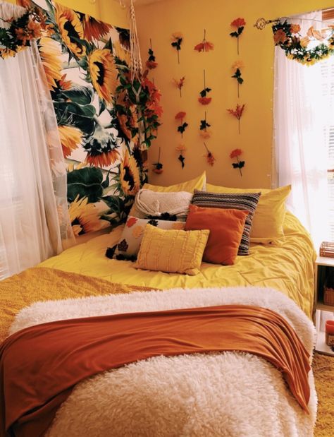 Bedroom Yellow Aesthetic, Small Bedroom Ideas Yellow, Sun Themed Room Aesthetic, Sunflower Bedroom Decor, Aesthetic Bedroom Yellow, Sunflower Themed Room, Yellow Bedroom Ideas Boho, Yellow Room Ideas Bedrooms, Bedroom Ideas Yellow