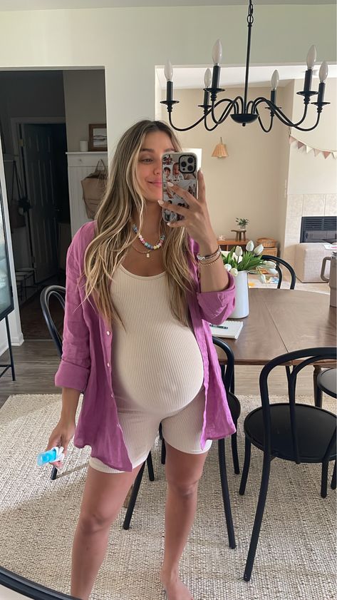 2024 Casual Spring Fashion, Oversized Button Up Shirt Outfit Maternity, Jumpsuit While Pregnant, Summer Outfits 2023 Pregnant, Cool Mom Maternity Style, Cute Preggo Outfits, Cool Maternity Outfits Summer, Linen Pregnancy Outfit, Body Suit Pregnant Outfit