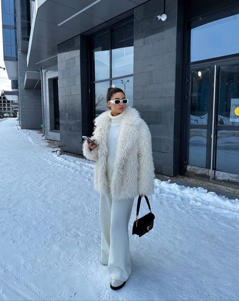 Extreme Cold Weather Outfits, Winter Sets Outfits, White Fur Coat Outfit, Beige Outfits, Cold Outfit, Winter Sets, Fur Coat Outfit, Extreme Cold Weather, White Fur Coat