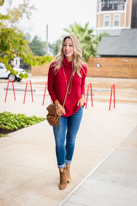 Red Pullover Outfit, Red Shirt Outfits, Casual Pullover Outfit, Red Top Outfit, Red Sweater Outfit, Sweater And Jeans, Cozy Fall Outfits, Casual Skirt Outfits, Stylish Scarves