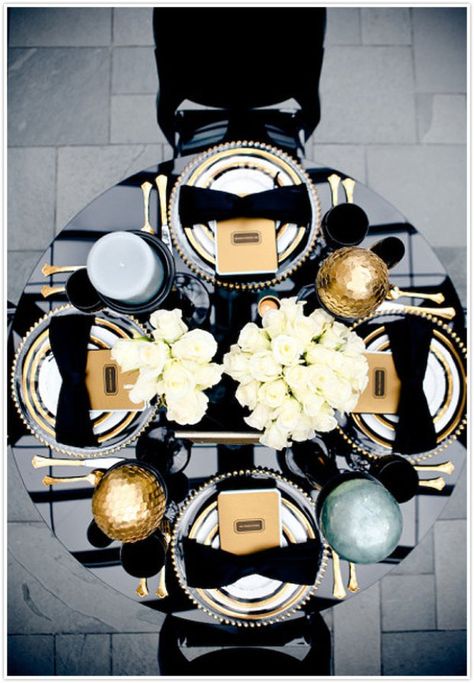 Camille Styles Tablescape - Gorgeous Dior tablesetting Black Wedding Table Setting, Gold Table Setting, Great Gatsby Themed Party, Wedding Colors Red, Gold Wedding Colors, Gatsby Themed Party, Black And Gold Wedding, Black Gold Wedding, Gold Wedding Decorations