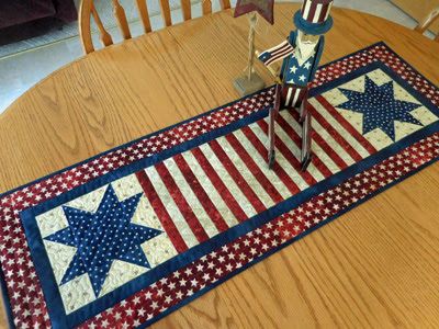 Patriotic Table Runners, Blue Quilt Patterns, Patriotic Table Runner, Table Topper Patterns, Table Runner Diy, Heart Quilt Pattern, Quilted Table Runners Patterns, Place Mats Quilted, Patriotic Quilts