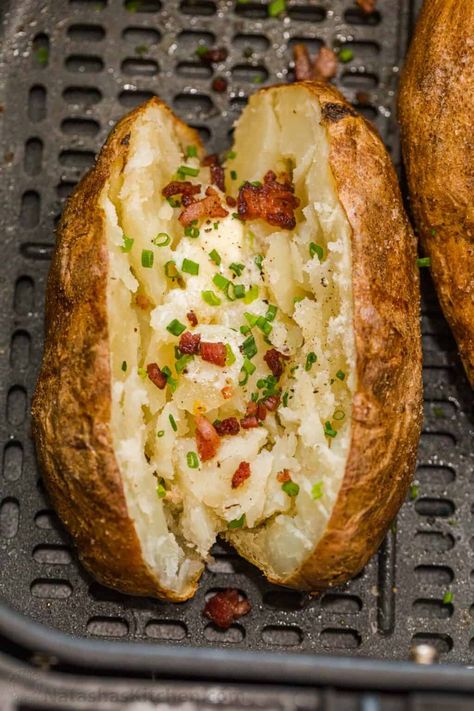 This recipe for Air Fryer Baked Potato comes out perfectly every time. The skin of the potato is salty and crispy while the inside is tender and fluffy. Natashas Kitchen, Cooking Baked Potatoes, Baked Potato Toppings, Ninja Air Fryer, Baked Potato Bar, Best Baked Potato, Air Fryer Baked Potato, Potato Waffles, Baked Potato Recipes