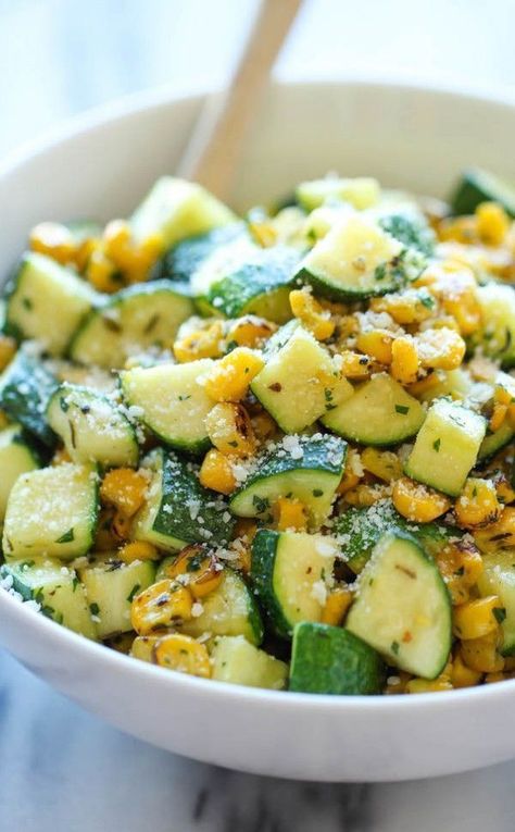 Parmesan Zucchini Chips, Zucchini Recipes Healthy, Sommer Mad, Resep Salad, Corn Recipe, Parmesan Zucchini, Veggie Side Dishes, Squash Recipes, Idee Pasto Sano