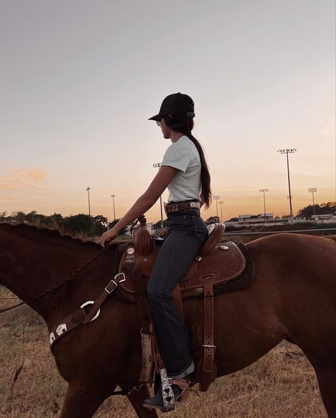 Country Girl Aesthetic, Foto Cowgirl, Western Girl Outfits, Pictures With Horses, Western Photoshoot, Horse Riding Outfit, Casual Country Outfits, Cute Horse Pictures, Country Style Outfits