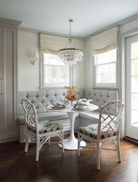 White Banquette Seating In Kitchen, Provence Dining Room, Bankette Seating Kitchen, Banquette Kitchen, Seating In Kitchen, Kitchen Booth, Townhouse Kitchen, Banquette Ideas, Kitchen Nooks