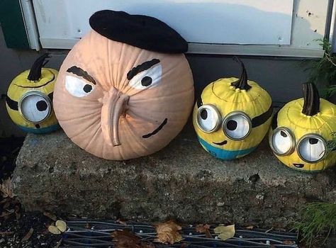 Cute Painted Pumpkin Ideas, Julkransar Diy, Minion Pumpkin, Creative Pumpkin Painting, Creative Pumpkin Decorating, Minion Halloween, Table Halloween, Halloween Decor Diy, Pumpkin Decorating Contest