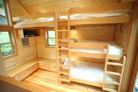 Bunkhouse With Bathroom, Shed Bunkhouse, Bunk Room Ideas, Pocket Neighborhood, Toilet Outdoor, Shed Tiny Home, Farmhouse Mudroom, Lego Room, Upstairs Bedroom