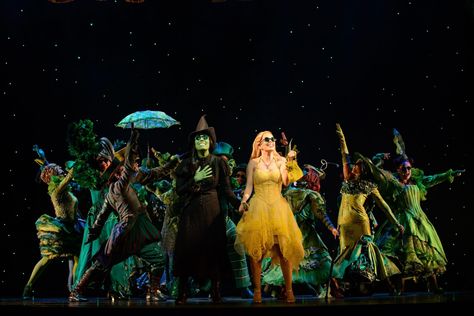 Com mais de seis horas de duração, o 'Dreamcast' terá a participa�ção de 60 atores em 45 apresentações exclusivas de musicais nacionais e internacionais Wicked Wallpaper, Wicked Musical, The Wonderful Wizard Of Oz, Defying Gravity, Originals Cast, Pc Wallpaper, Broadway Musicals, Les Miserables, Wallpaper Pc