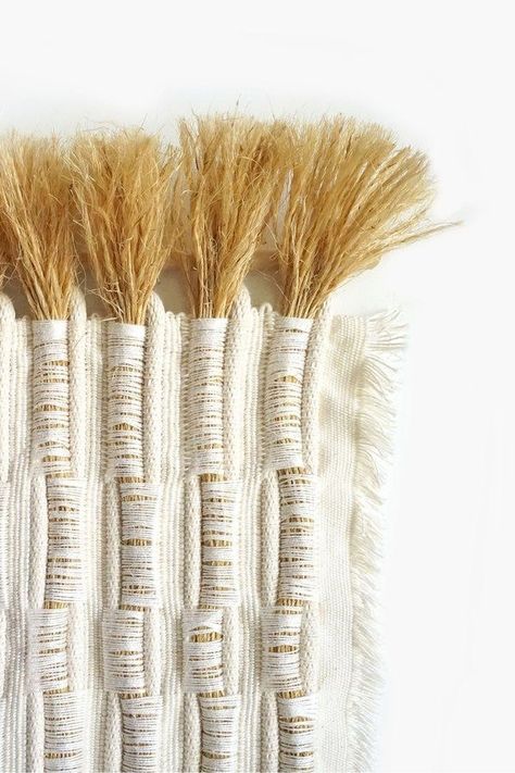 Cover Magazine Design, Luxe Magazine, Weaving Loom Diy, Fiber Sculpture, Rigid Heddle Weaving, Weaving Wall Hanging, Weaving Tutorial, Textile Sculpture, Diy Weaving