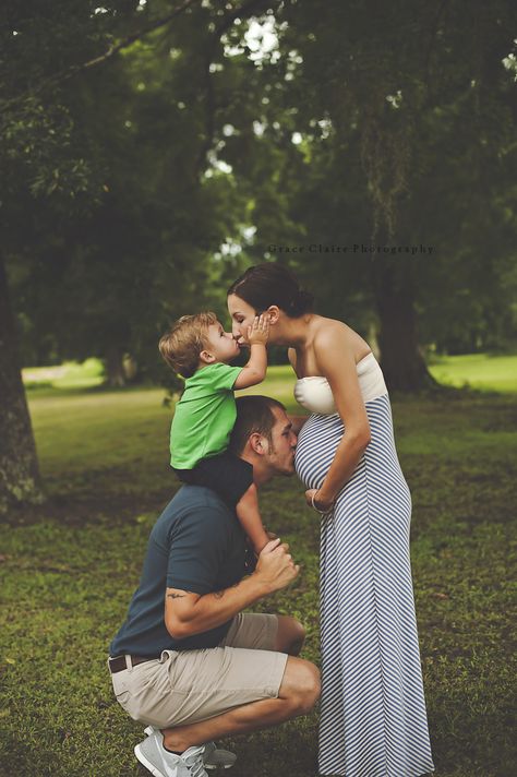 Cute maternity pose. Family Maternity Pictures, Foto Newborn, Baby Fotografie, Family Maternity Photos, Maternity Photoshoot Poses, Maternity Photography Poses, Foto Tips, Maternity Poses, Family Maternity