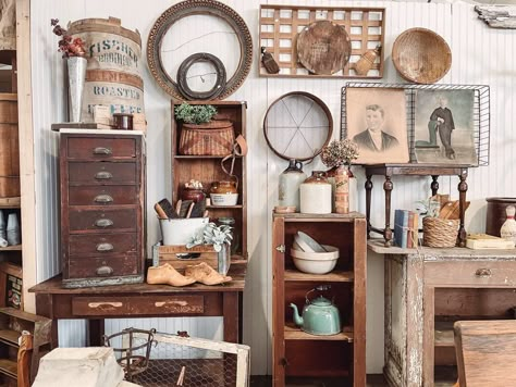 Gallery — THE GREAT JUNK HUNT Fall Vintage Booth Display, Antique Booth Displays Inspiration, Antique Booth Ideas Staging, Vintage Booth Display Ideas, Farmhouse Antique Decor, Country Store Display, Vintage Store Ideas, Raven's Home, Antique Store Displays