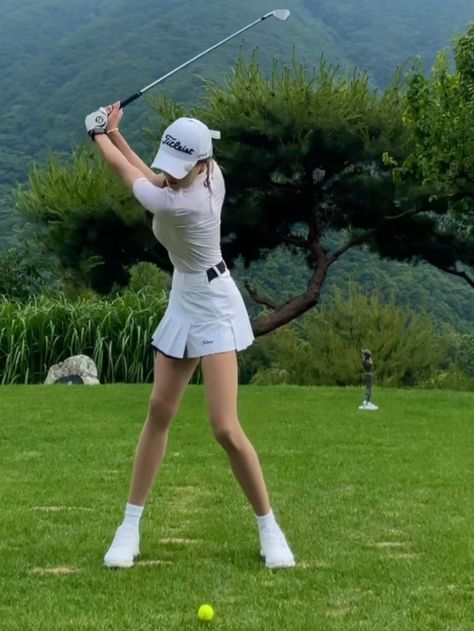 Sporty Woman Aesthetic, Golf Woman Aesthetic, Female Golf Aesthetic, Old Money Golf Outfit, Old Money Golf Aesthetic, Golf Aesthetic Outfit, White Golf Outfit, Golf Aesthetic Woman, Golf Shoot