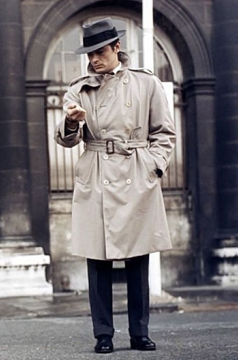 TRENCH COAT HEROES - JEAN-PIERRE MELVILLE http://bit.ly/2iHakxE    #AlainDelon #Clothes #Film #JeanPaulBelmondo #JeanPierreMelville #LeDoulos #LeSamouraï #MadeinFrance #MichaelCaine #Raincoat #TheTweedPig #TheWardrobe #TrenchCoat Trench Coat Outfit, Best Dressed Man, Burberry Trench, Burberry Trench Coat, Trench Coat Men, Alain Delon, Vintage Burberry, Mode Inspo, Leather Motorcycle Jacket