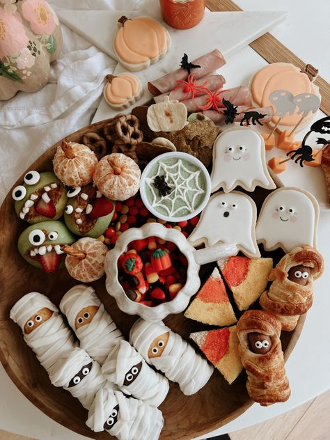 Snack Board Ideas, Snack Boards, Board Night, Halloween Food Ideas, Halloween Party Appetizers, Halloween Breakfast, Spooky Candy, Halloween Food Appetizers, Spooky Snacks