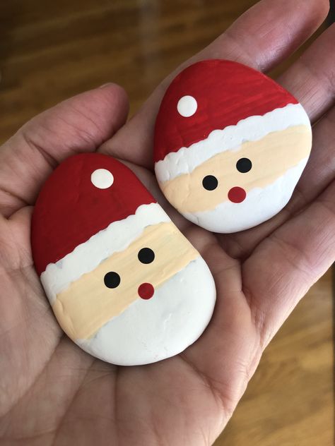 Santa Stones, Christmas Crafts Paint, Pebble Painting Christmas, Painting Rocks Christmas, Painting Christmas Rocks, Rock Painting Ideas Christmas Easy, Easy Christmas Painted Rocks, Santa Rocks Painted, Rock Painting Ideas Christmas