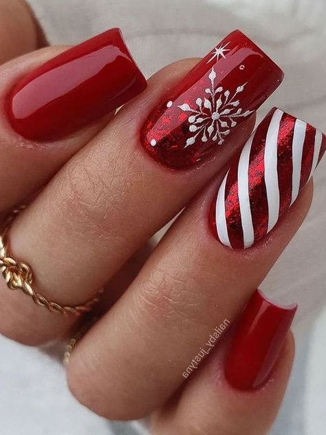 red acrylic nails with candy cane stripes Red Christmas Nails, Christmas Gel Nails, Her Nails, Christmas Nails Acrylic, Diy Nail Art, Festival Nails, Stick On Nails, Nailed It, Xmas Nails