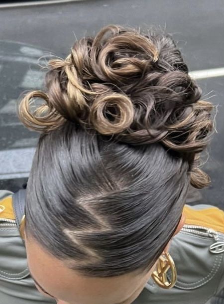 Hairdos For Curly Hair, Hair Stylies, Penteado Cabelo Curto, Hair Stylist Life, Sleek Hairstyles, Baddie Hairstyles, Hair Inspo Color, Hairstyles For School, Aesthetic Hair