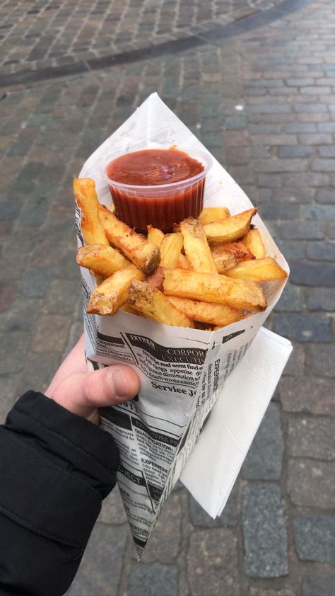 [I ate] True fries. Belgian ones ! #food #foods Brussels Map, Day In Brussels, Belgian Fries, Natural Science Museum, Belgian Food, Famous Comics, Belgian Beer, Brussels Belgium, Belgian Chocolate