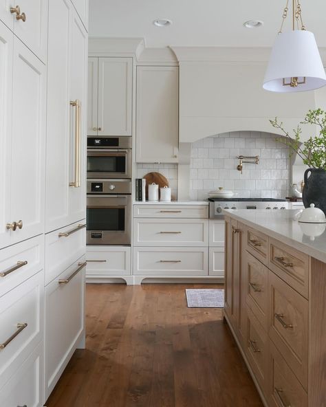 Creamy Cabinets, White Shaker Cabinet, Lakehouse Kitchen, Beautiful White Kitchens, White Oak Kitchen, Classic Kitchen Design, 2024 Kitchen, Traditional Kitchen Design, White Shaker Cabinets