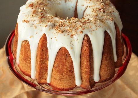 Jolts & Jollies: Bourbon Pecan Pound Cake with Bourbon Glaze Bourbon Dessert, Pecan Pound Cake, Bourbon Cake, Bourbon Recipes, Pecan Desserts, Bourbon Glaze, Glaze For Cake, Boozy Desserts, Pecan Cake