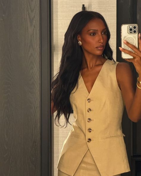 Jasmine Tookes (@jastookes) • Instagram photos and videos Jasmine Tookes Fall Style, Daily Planner Bullet Journal, Jasmine Tookes Instagram, Jasmine Tookes Style, Jasmin Tookes, Bridal Styling, Beautiful Photoshoot Ideas, Autumn School Outfit, Jasmine Tookes