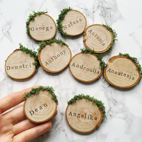 Wedding Table Place Settings, Winter Wedding Decor, Moss Wedding, Winter Wedding Table, Rustic Wedding Decorations, Tafel Decor, Rustic Table Decor, Table Place Settings, Wedding Name Cards