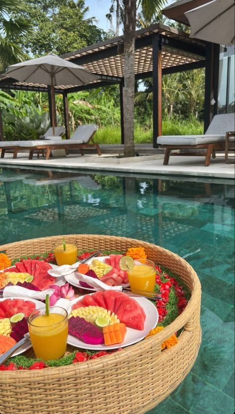 Floating Brunch, Nft Trading, Breakfast On The Beach, Trading Room, Charcuterie Inspiration, Luxury Lifestyle Dreams, Fruit Platter, Seminyak, Instagram Food