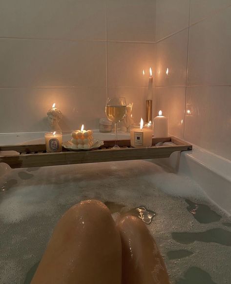 Bathtub Aesthetic, Aesthetic Bath, Bath Aesthetic, Healthy Lifestyle Inspiration, Relaxing Bath, Bath Tub, Bubble Bath, Dream Room, Room Inspo