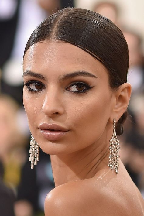 Go close up on the best hair and make-up looks from the Met Gala 2016 Red Carpet Beauty, Red Carpet Hair, Slicked Back Hair, Sleek Hairstyles, Emily Ratajkowski, Benefit Cosmetics, On The Red Carpet, Celebrity Hairstyles, The Red Carpet