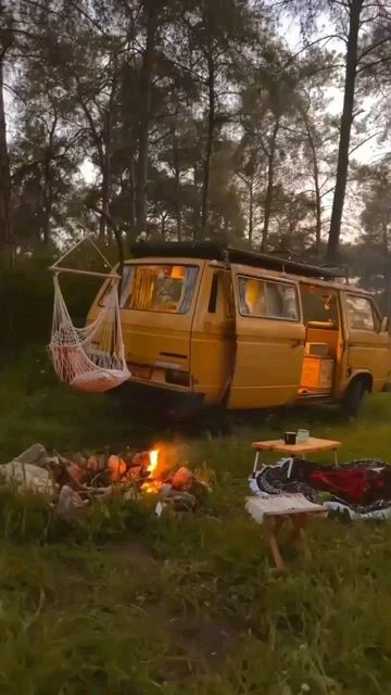 Combi Hippie, Van Life Aesthetic, Vw T3 Syncro, Vans Aesthetic, T3 Vw, Auto Camping, Old School Bus, Kombi Home, Combi Volkswagen