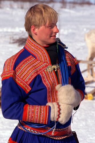 Sami man wearing traditional clothes at Easter Reindeer races. Kautokeino. Norway. Norwegian Clothing, We Are The World, Traditional Clothes, Outfit Trends, Folk Costume, People Of The World, World Cultures, Samara, People Around The World