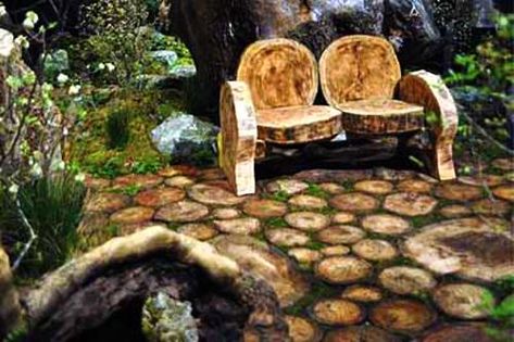 Wood Slices in Modern Yard Landscaping, Ideas for Garden Path Design Log Bench, Fairy Furniture, Wooden Chairs, Log Furniture, Have Inspiration, Garden Show, Tree Stump, Into The Woods, Garden Bench