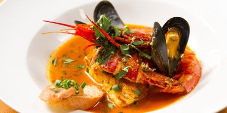 Bobby Flay's Bouillabaisse Jus Anggur, French Stew, Bouillabaisse Recipe, Roti Panggang, Canned Plums, Tomato Broth, Seafood Stew, Sliced Baguette, Bobby Flay