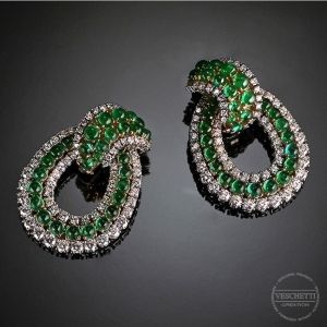 Inexpensive Jewelry, Diamond Pendants Designs, Jeweled Earrings, Diamond Jewelry Designs, Gold Earrings Designs, Exclusive Jewelry, Emerald Earrings, Emerald Jewelry, Van Cleef