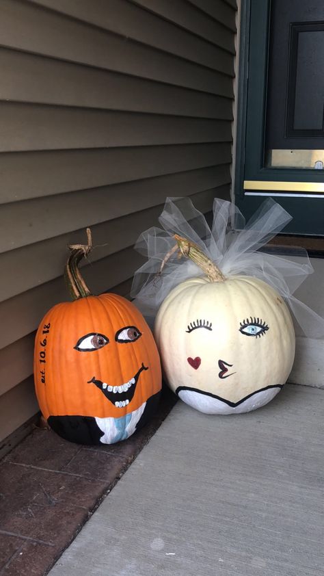 Bachelorette Pumpkin Carving, Bride And Groom Pumpkins, Wedding Pumpkin Carving, Pumpkin Painting Ideas Couples, Bride Pumpkin Painting, Couple Pumpkin Painting Ideas, Pumpkin Challenge, Victoria Bride, Pumpkins Painting